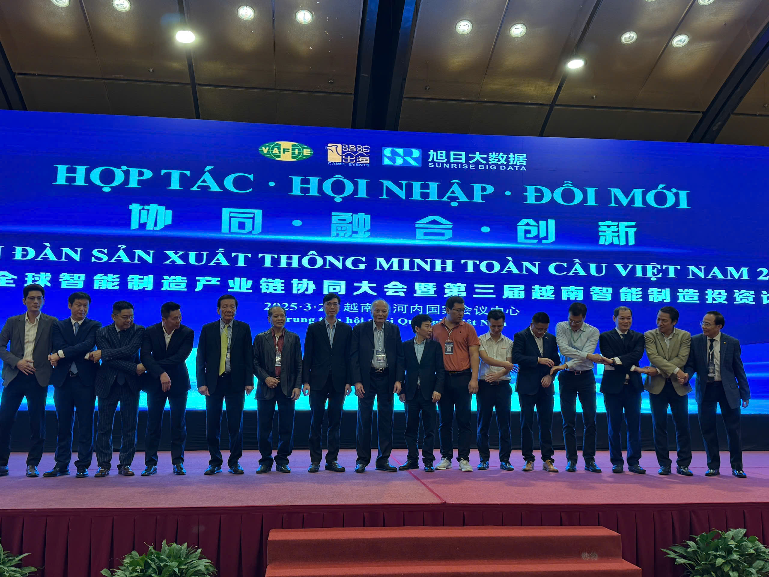 Đại diện Ban Tổ chức và các doanh nghiệp chụp ảnh kỷ niệm tại Diễn đàn.