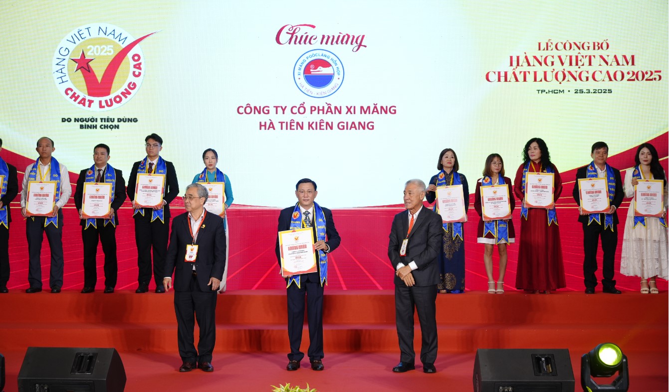 Ông Trần Kiên Nghị, Giám đốc công ty Xi măng Hà Tiên Kiên Giang nhận chứng nhận Hàng Việt Nam chất lượng cao 2025.