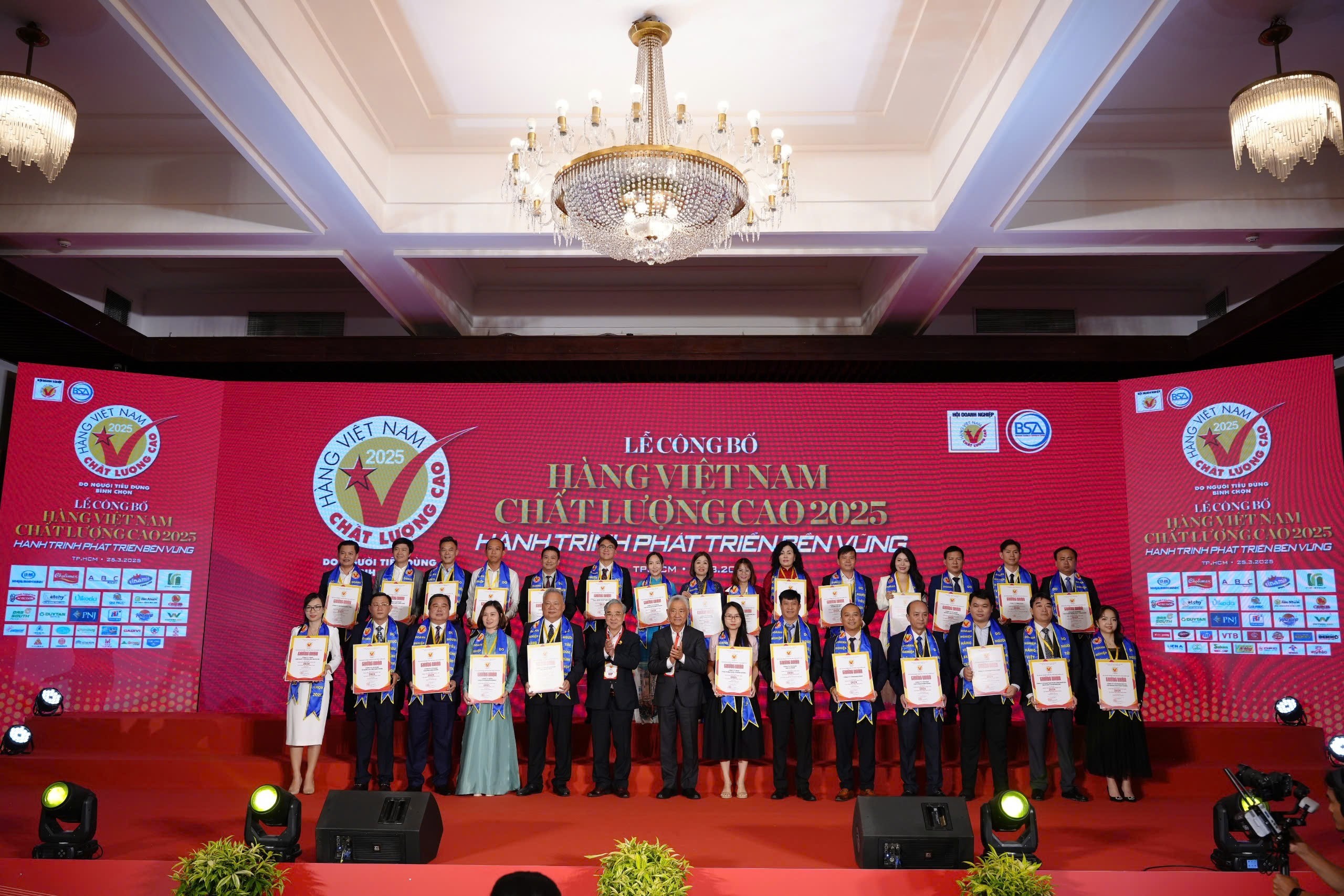 Đại diện c&aacute;c c&ocirc;ng ty nhận chứng nhận H&agrave;ng Việt Nam chất lượng cao năm 2025.