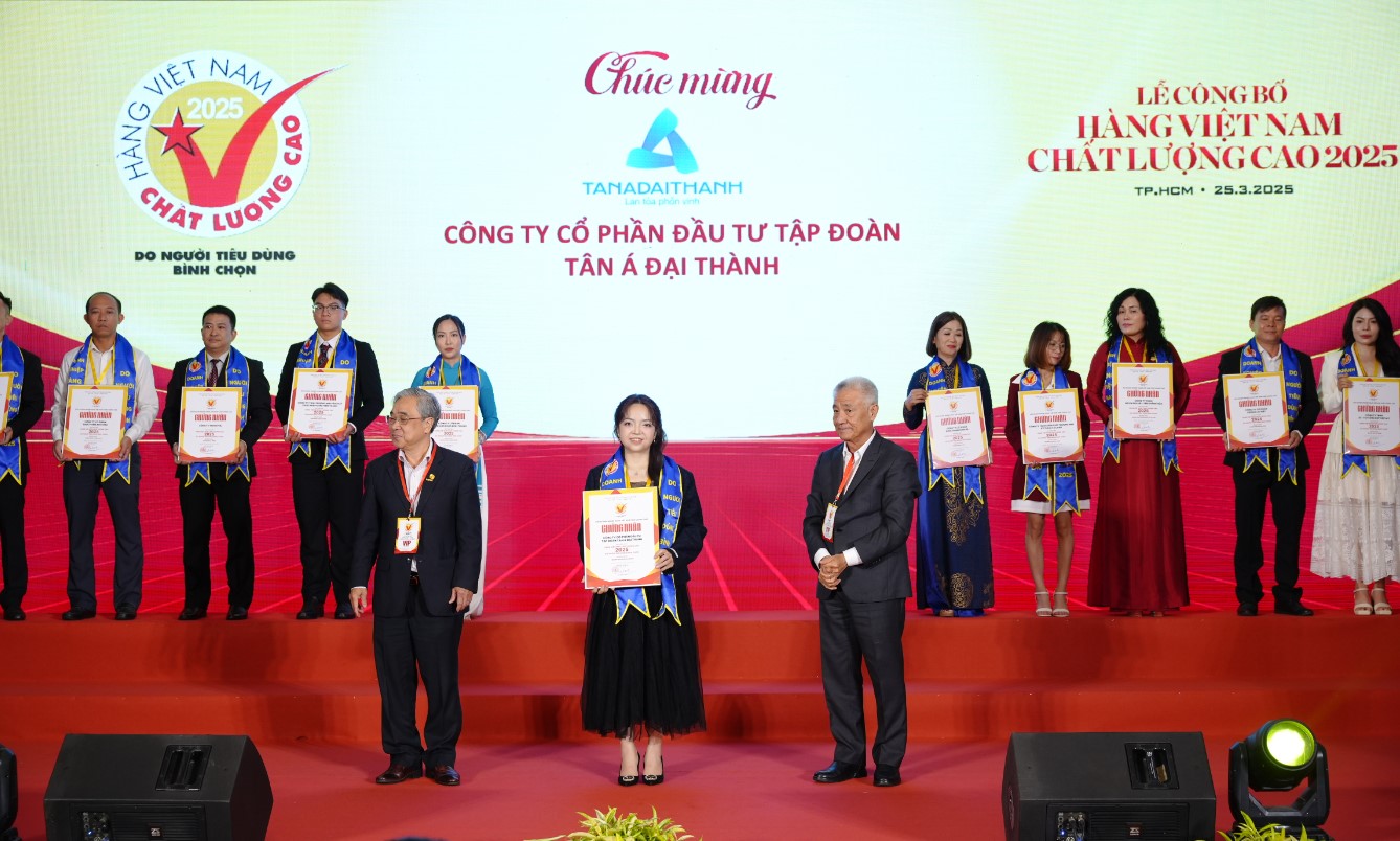 B&agrave; Nguyễn Ngọc Th&ugrave;y Dương, Ph&oacute; Tổng gi&aacute;m đốc Tập đo&agrave;n T&acirc;n &Aacute; Đại Th&agrave;nh nhận chứng nhận H&agrave;ng Việt Nam chất lượng cao 2025.