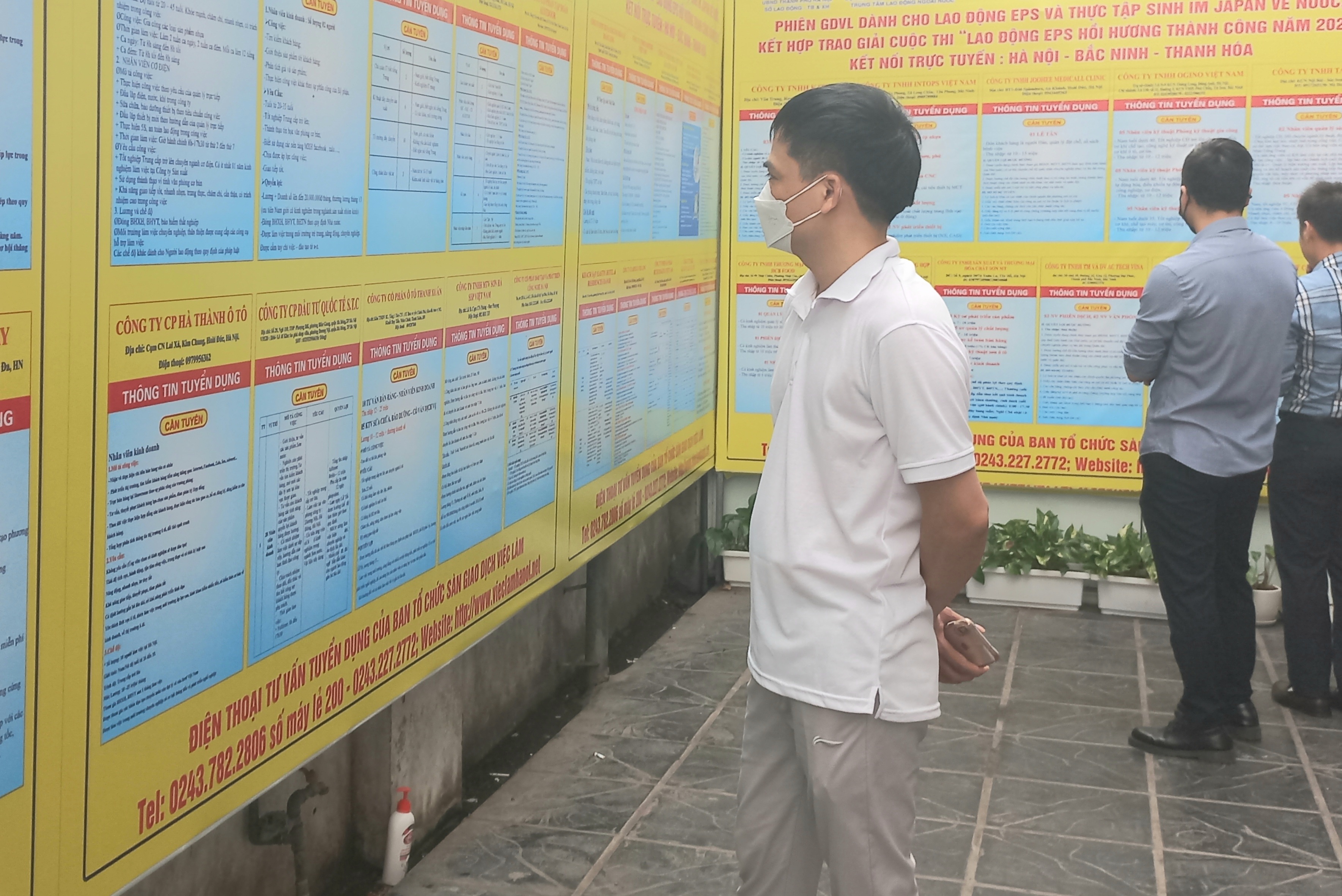 Người lao động thất nghiệp tìm hiểu thông tin tuyển dụng của các doanh nghiệp tại Sàn việc làm Hà Nội. Ảnh: Nhật Dương.