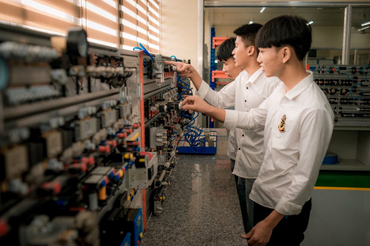 Giờ thực hành của sinh viên trường nghề