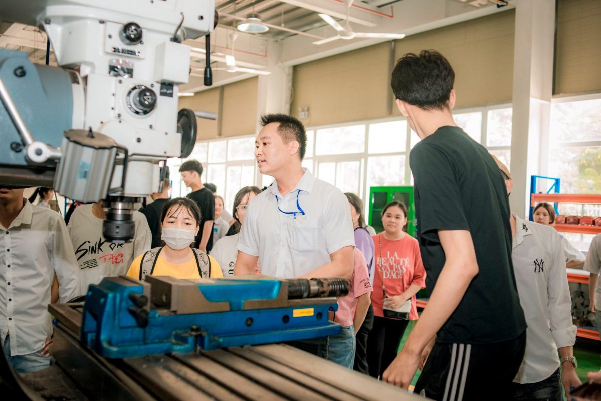 Sinh viên học tập với các mô hình máy móc tại trường Lý Thái Tổ 