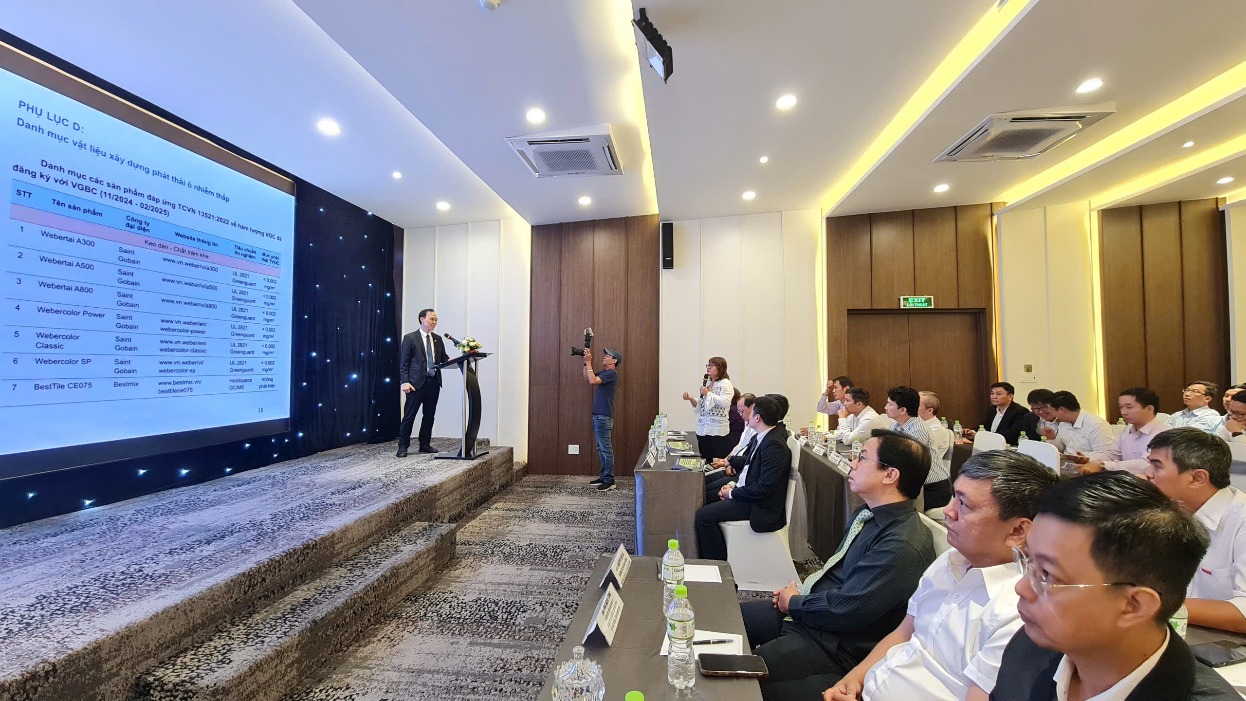 Các chuyên gia, nhà khoa học thảo luận về vấn đề chất lượng không khí nhà ở, các công trình trong buổi lễ ra mắt sách sáng 27/3 tại TP.HCM.