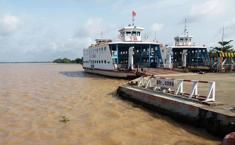 Các cơ quan chức năng đang lập phương án xây cầu thay phà Tân Phú trên tuyến quốc lộ 57B. Trong ảnh: Phà Tân Phú qua sông Hàm Luông nối hai huyện Châu Thành và Chợ Lách, tỉnh Bến Tre