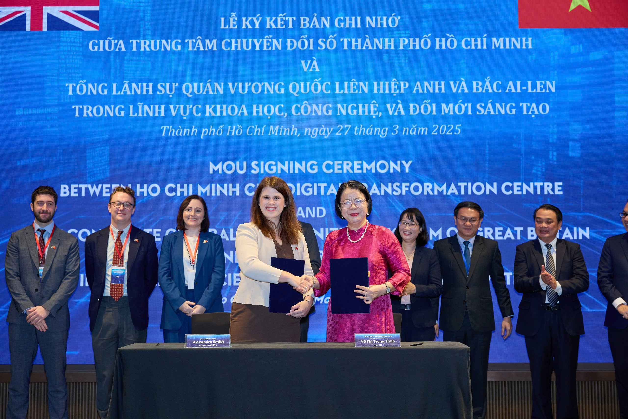 Lễ ký kết Bản ghi nhớ hợp tác giữa Tổng Lãnh sự quán Anh và Trung tâm Chuyển đổi số Thành phố, sáng 27/3.