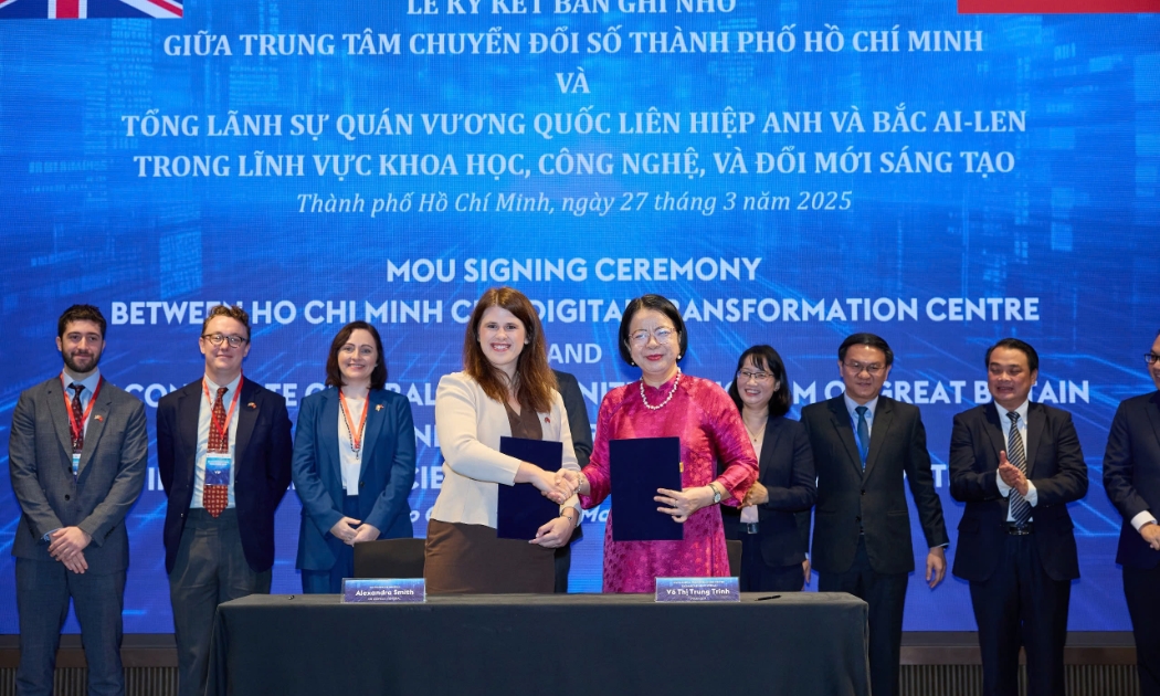 Lễ ký kết Bản ghi nhớ hợp tác giữa Tổng Lãnh sự quán Anh và Trung tâm Chuyển đổi số Thành phố, sáng 27/3.