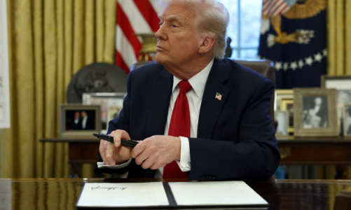 Ông Trump áp thuế quan 25% lên ô tô, ra điều kiện với Trung Quốc