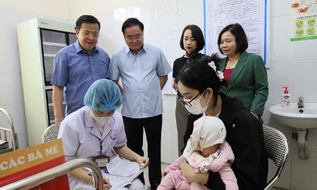 Đoàn giám sát của Bộ Y tế kiểm tra việc triển khai chiến dịch tiêm chủng vaccine phòng chống dịch sởi ngày 23/3, tại Hà Nội. Ảnh: Sở Y tế Hà Nội.