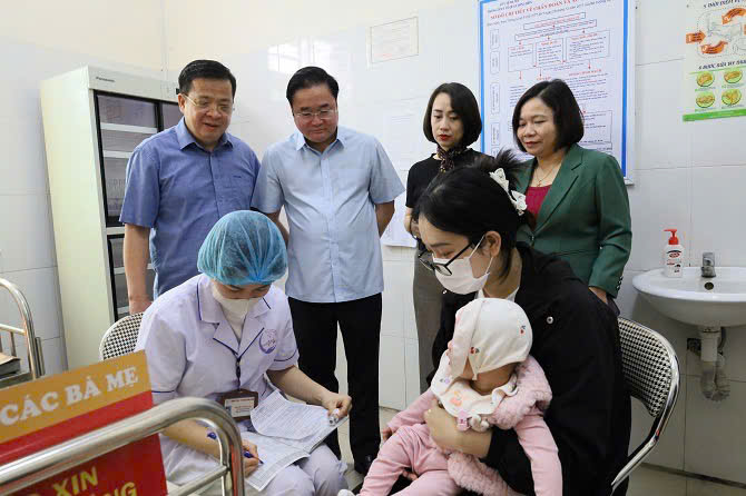 Đoàn giám sát của Bộ Y tế kiểm tra việc triển khai chiến dịch tiêm chủng vaccine phòng chống dịch sởi ngày 23/3, tại Hà Nội. Ảnh: Sở Y tế Hà Nội.