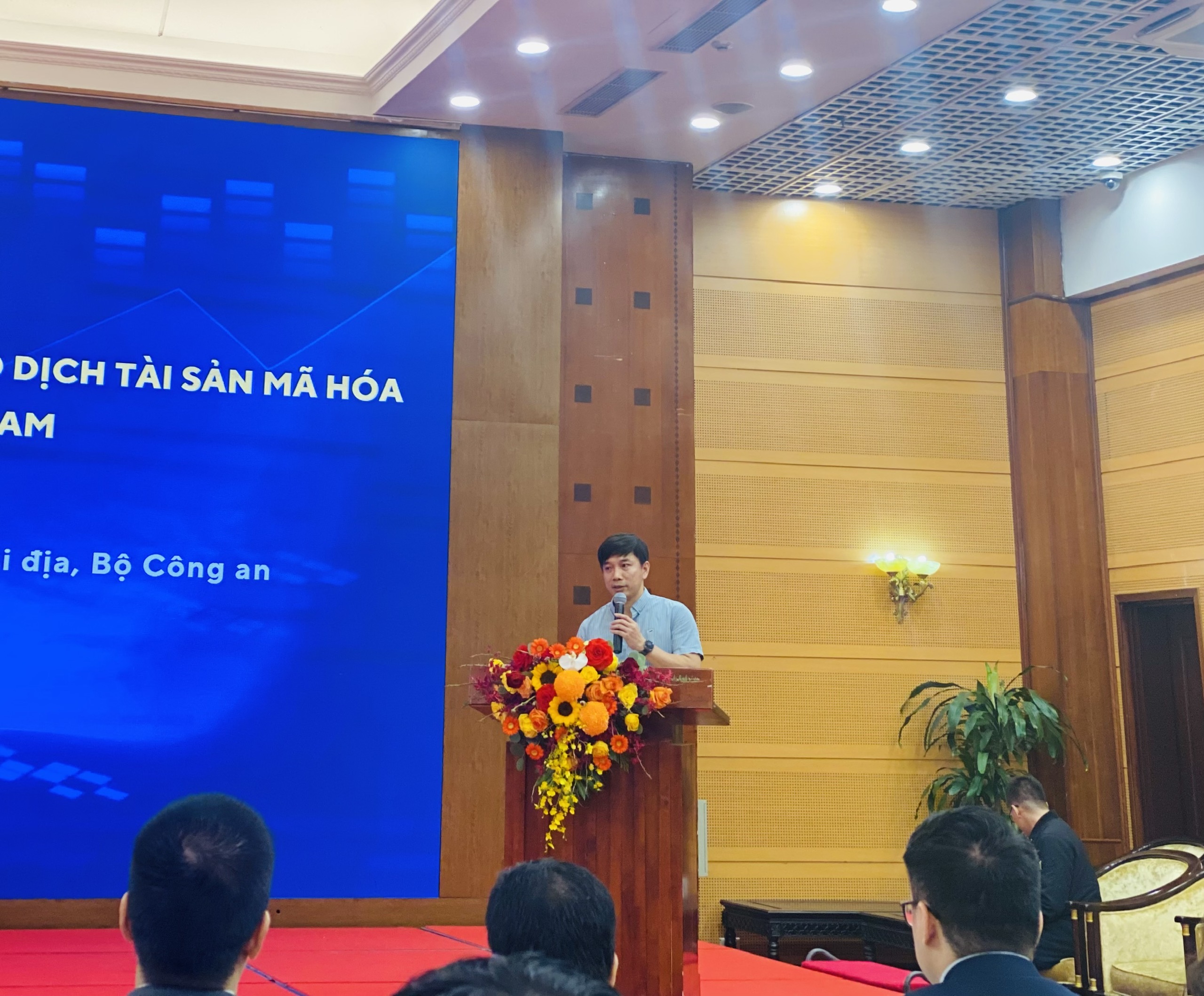 Thượng t&aacute; Dương Đức H&ugrave;ng, Ph&oacute; trưởng Ph&ograve;ng chống khủng bố, Cục An ninh Nội địa, Bộ C&ocirc;ng an tại&nbsp;Hội thảo &ldquo;Chia sẻ kinh nghiệm quản l&yacute; v&agrave; vận h&agrave;nh c&aacute;c s&agrave;n giao dịch t&agrave;i sản m&atilde; ho&aacute; tập trung&rdquo;.&nbsp;