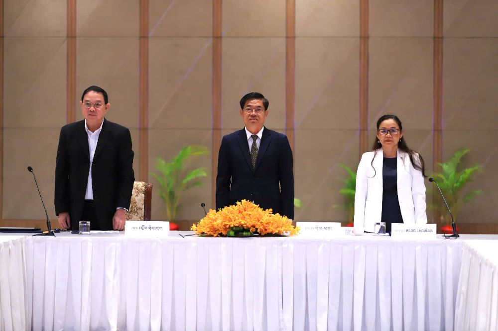 Đồng chủ tr&igrave; hội thảo, từ tr&aacute;i sang phải: &Ocirc;ng Trương Minh Trung - Ph&oacute; Chủ tịch Hội đồng quản trị ki&ecirc;m Tổng gi&aacute;m đốc VRG;&nbsp; &Ocirc;ng Phol Sopha - Thứ trưởng Bộ N&ocirc;ng, l&acirc;m nghiệp v&agrave; thủy sản Campuchia; b&agrave;&nbsp;Sophoan Phean - Gi&aacute;m đốc quốc gia của Oxfam tại Campuchia.&nbsp;