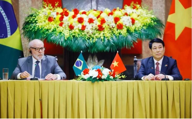 State President Luong Cuong (R) and Brazilian President Luiz Inácio Lula da Silva meet with the press in Hanoi on March 28 morning. (Photo: VNA)