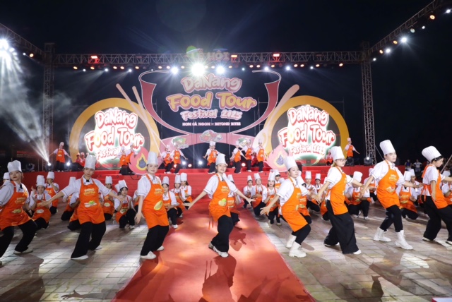 Tiết mục tr&igrave;nh diễn flashmob &ldquo;Vui c&ugrave;ng đầu bếp&rdquo; tại khai mạc Lễ hội. Ảnh: Ng&ocirc; Anh Văn