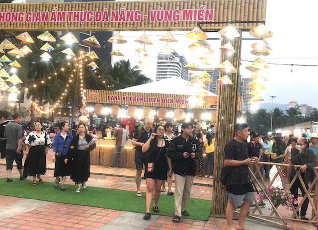Kh&ocirc;ng gian ẩm thực Đ&agrave; Nẵng-&nbsp; v&ugrave;ng miền tại C&ocirc;ng vi&ecirc;n Biển Đ&ocirc;ng. Ảnh: Ng&ocirc; Anh Văn.