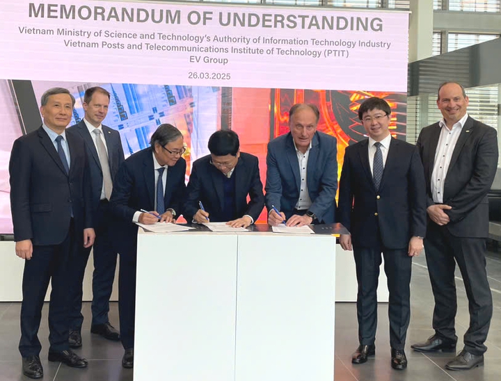 Chủ nhiệm Chủ nhiệm Ủy ban Khoa học, C&ocirc;ng nghệ v&agrave; M&ocirc;i trường của Quốc hội L&ecirc; Quang Huy,Thứ trưởng B&ugrave;i Ho&agrave;ng Phương v&agrave; đo&agrave;n c&ocirc;ng t&aacute;c chứng kiến lễ k&yacute; kết bi&ecirc;n bản ghi nhớ giữa c&aacute;c đơn vị thuộc Bộ v&agrave; Tập đo&agrave;n EV Group. Ảnh:&nbsp;Bộ Khoa học v&agrave; C&ocirc;ng nghệ.&nbsp;