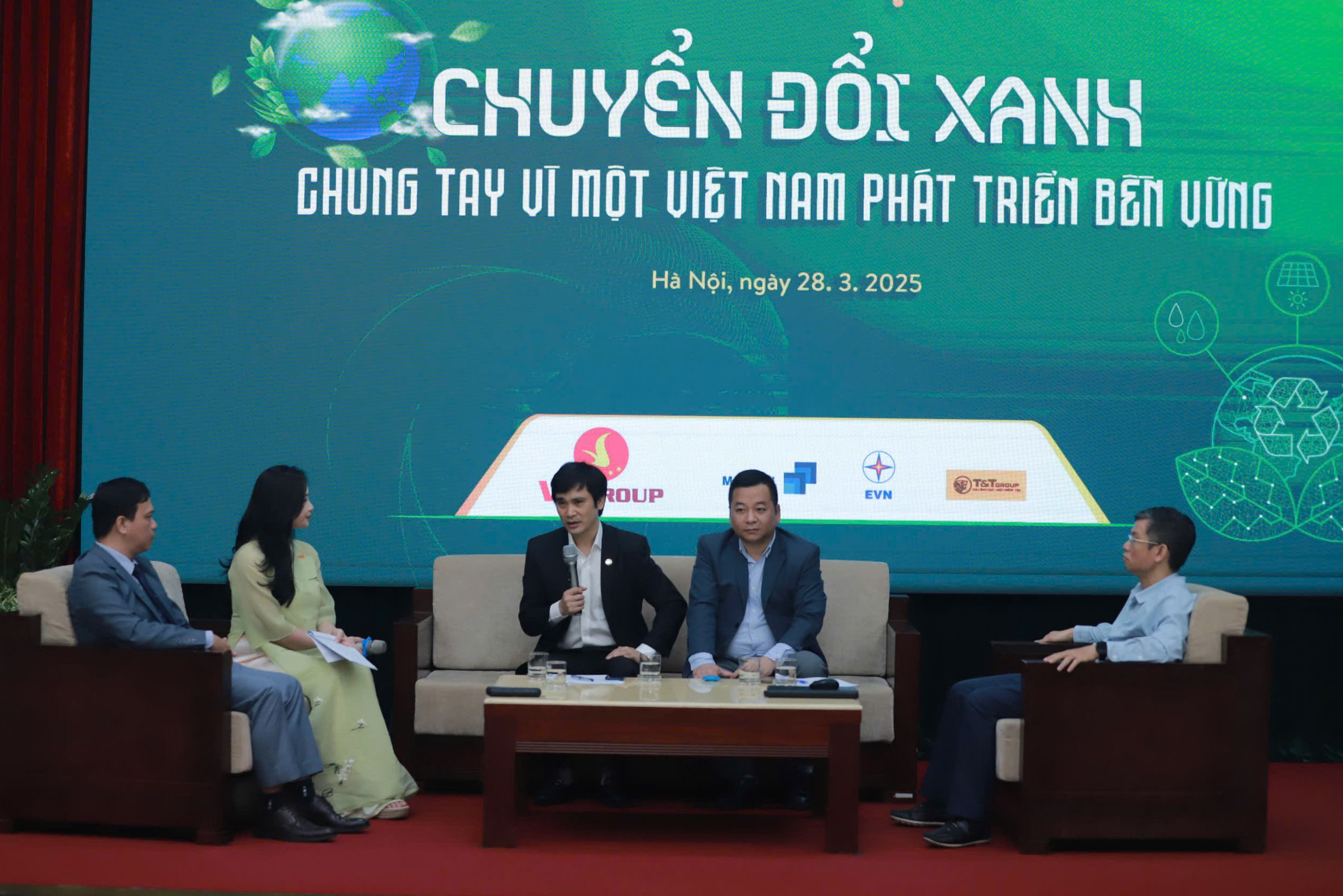 Các chuyên gia, doanh nghiệp thảo luận tại sự kiện. 