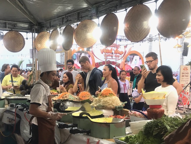 Khách trong nước và quốc tế thưởng thức ẩm thực tại khuôn viên Lễ hội Đà Nẵng Food Tour 2025. Ảnh: Ngô Anh Văn.