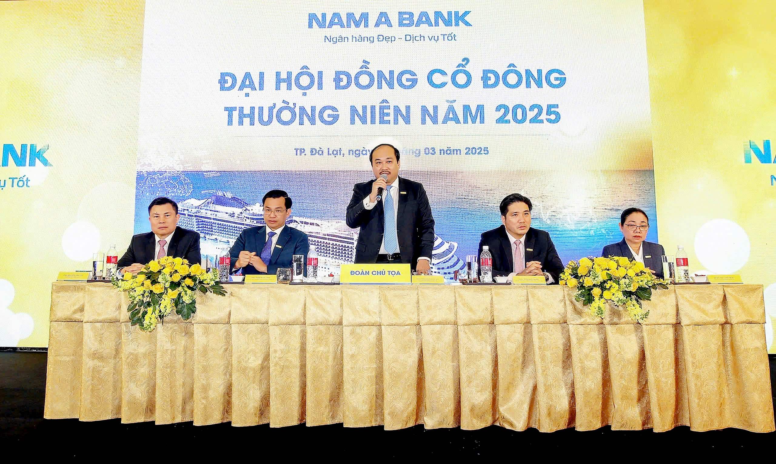 Ông Trần Ngô Phúc Vũ - Chủ tịch HĐQT Nam A Bank phát biểu tại Đại hội.
