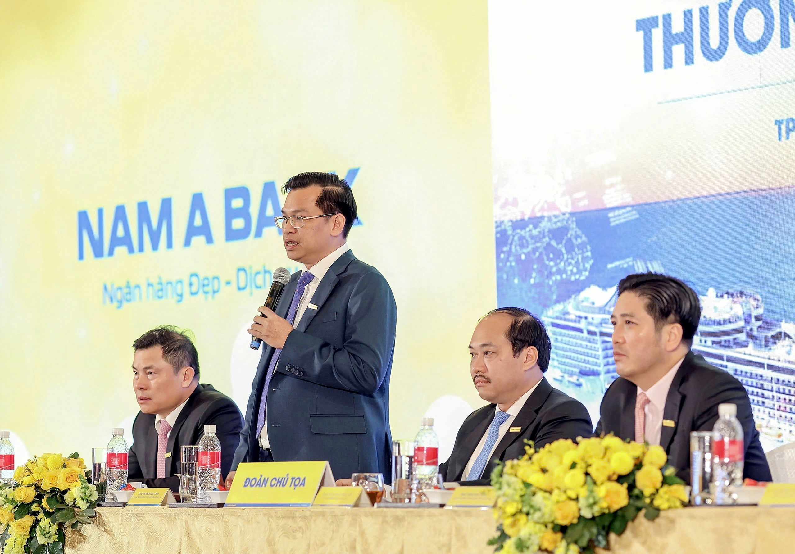 &Ocirc;ng Trần Ngọc T&acirc;m, Ph&oacute; Chủ tịch Thường trực HĐQT Nam A Bank, ph&aacute;t biểu tại Đại hội.