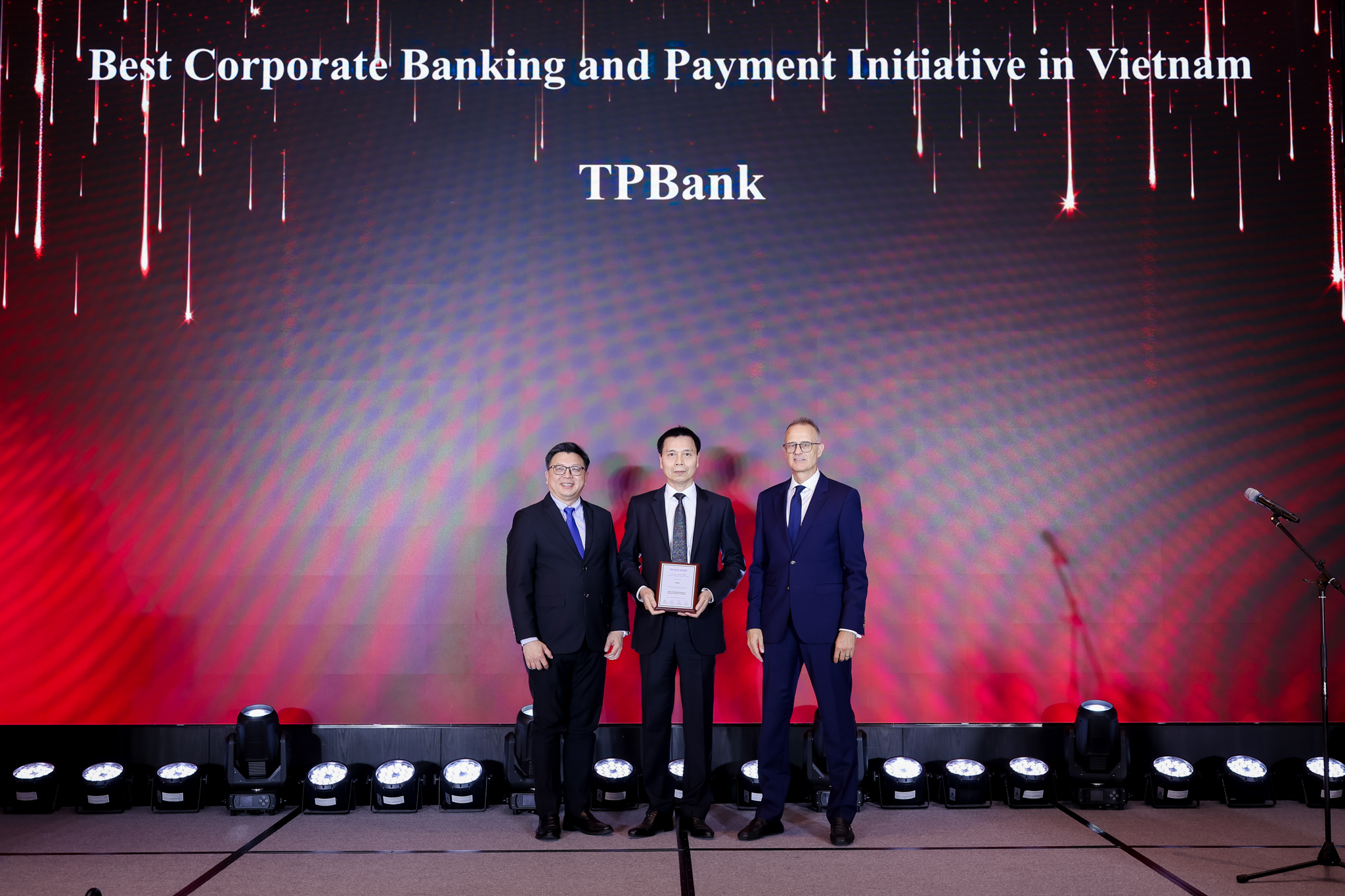 &Ocirc;ng B&ugrave;i Quang Cương- Ph&oacute; Tổng gi&aacute;m đốc TPBank nhận giải thưởng từ đại diện The Asian Banker.