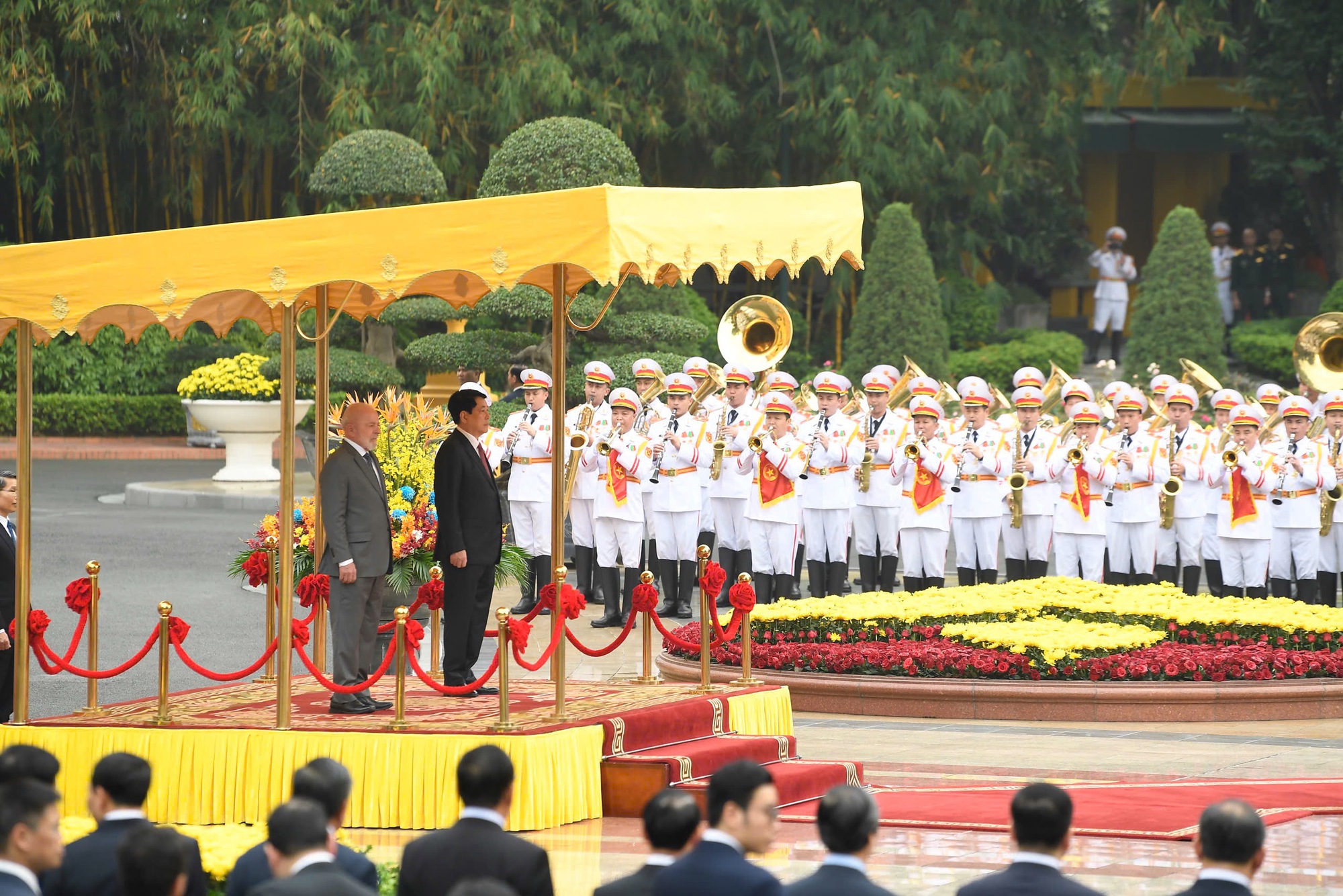 Chủ tịch nước Lương Cường v&agrave; Tổng thống Lula da Silva thực hiện nghi thức ch&agrave;o Quốc kỳ hai nước. Ảnh: VGP.