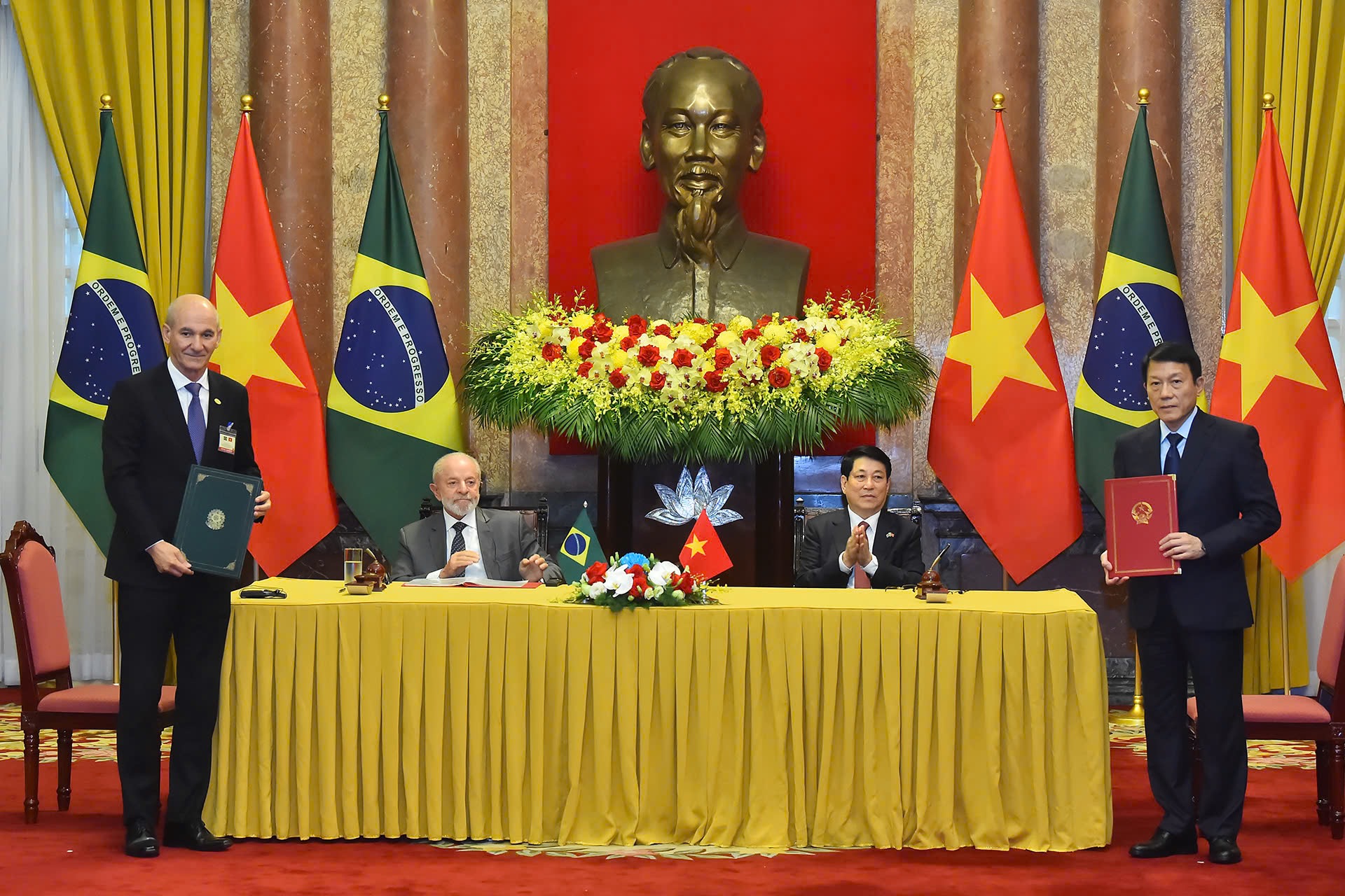 Chủ tịch nước Lương Cường v&agrave; Tổng thống Lula da Silva chứng kiến Lễ k&yacute; kết v&agrave; trao Hiệp định cấp Ch&iacute;nh phủ về trao đổi v&agrave; bảo vệ th&ocirc;ng tin mật - Ảnh: VGP