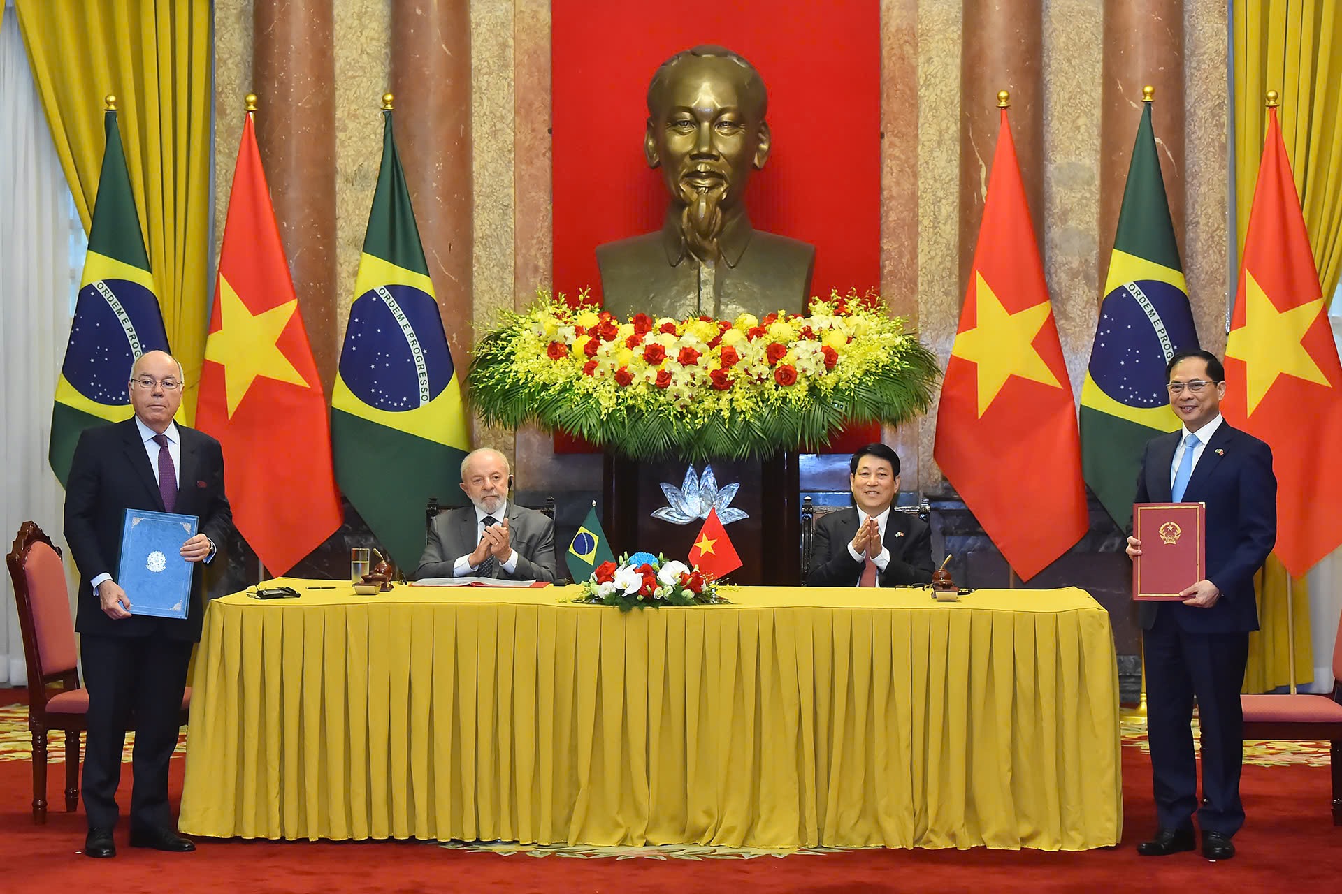Chủ tịch nước Lương Cường và Tổng thống Lula da Silva chứng kiến Lễ ký kết và trao Hiệp định về việc làm có thu nhập cho thân nhân cán bộ ngoại giao - Ảnh: VGP
