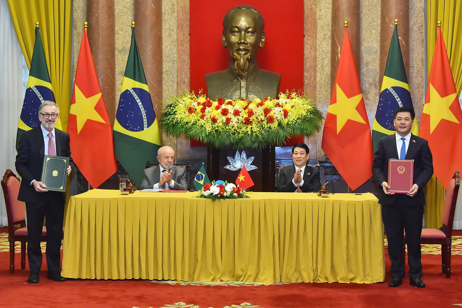 Chủ tịch nước Lương Cường và Tổng thống Lula da Silva chứng kiến Lễ ký kết và trao Biên bản ghi nhớ thành lập Tổ Công tác thúc đẩy hợp tác thương mại và công nghiệp giữa Bộ Công Thương Việt Nam và Bộ Phát triển Công nghiệp, Thương mại và Dịch vụ Brasil - Ảnh: VGP