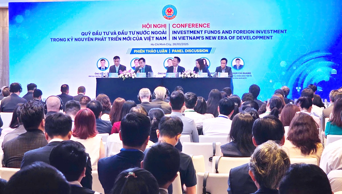 Nhiều &yacute; kiến được trao đổi tại phi&ecirc;n thảo luận.