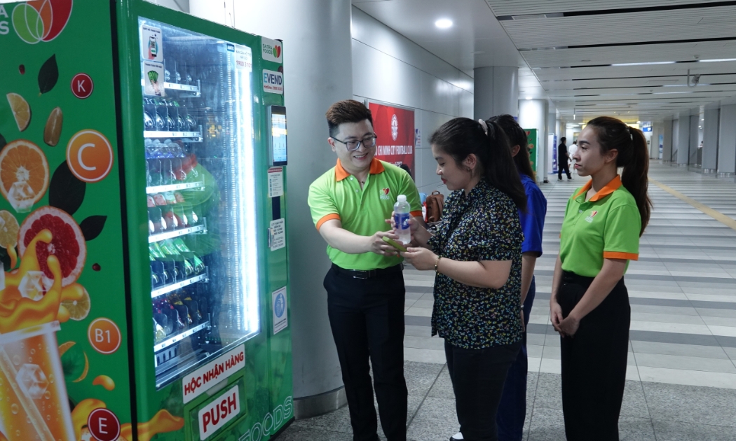 Các máy bán nước tự động của SATRA được đặt tại nhà ga metro để phục vụ khách. Ảnh: M.Sĩ