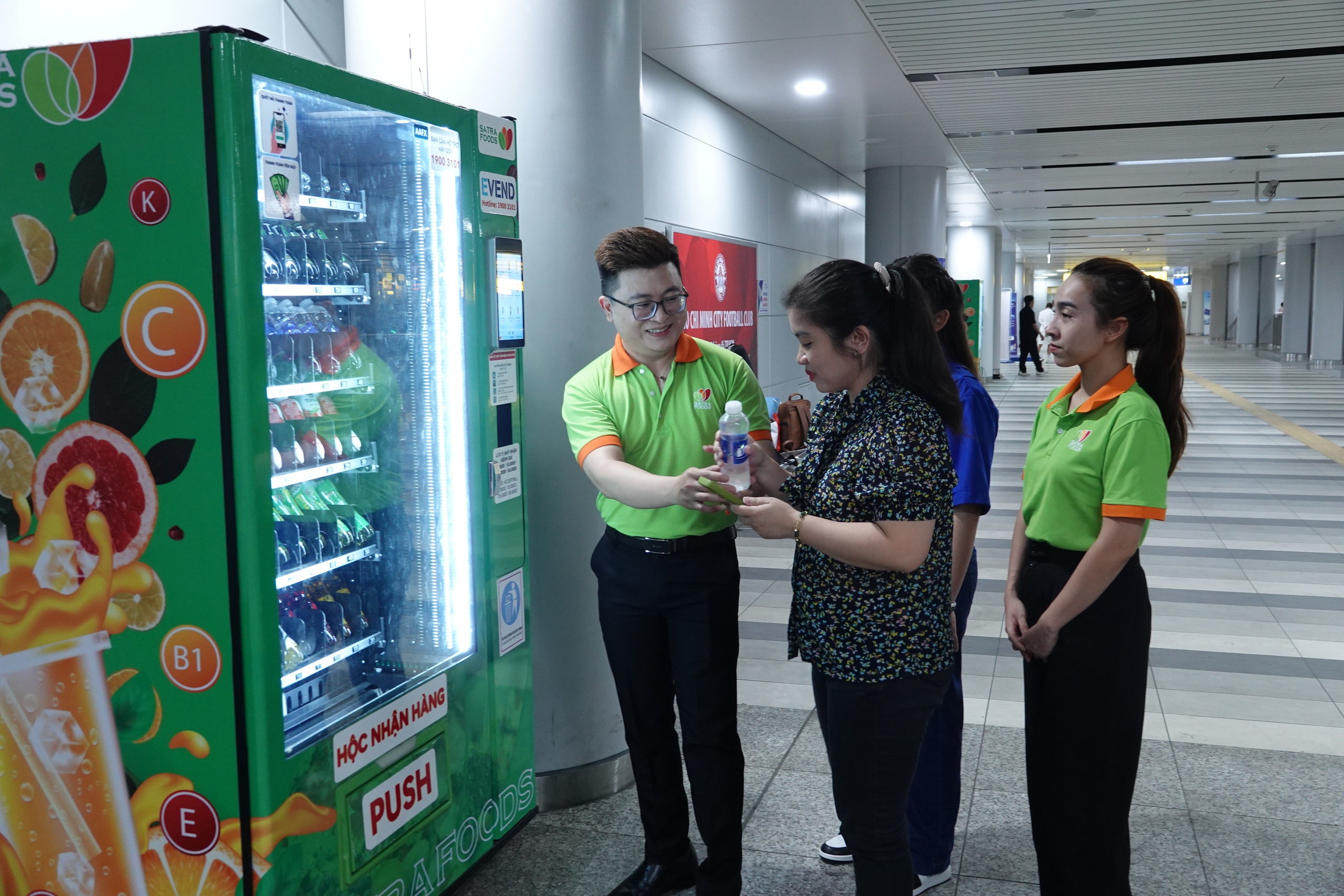 Các máy bán nước tự động của SATRA được đặt tại nhà ga metro để phục vụ khách. Ảnh: M.Sĩ