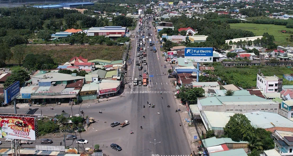 Lưu lượng xe thực tế vượt thiết kế gấp 5 lần, khiến quốc lộ 51 lu&ocirc;n qu&aacute; tải v&agrave; trở n&ecirc;n chật hẹp. Ảnh: Tr&agrave; Ng&acirc;n