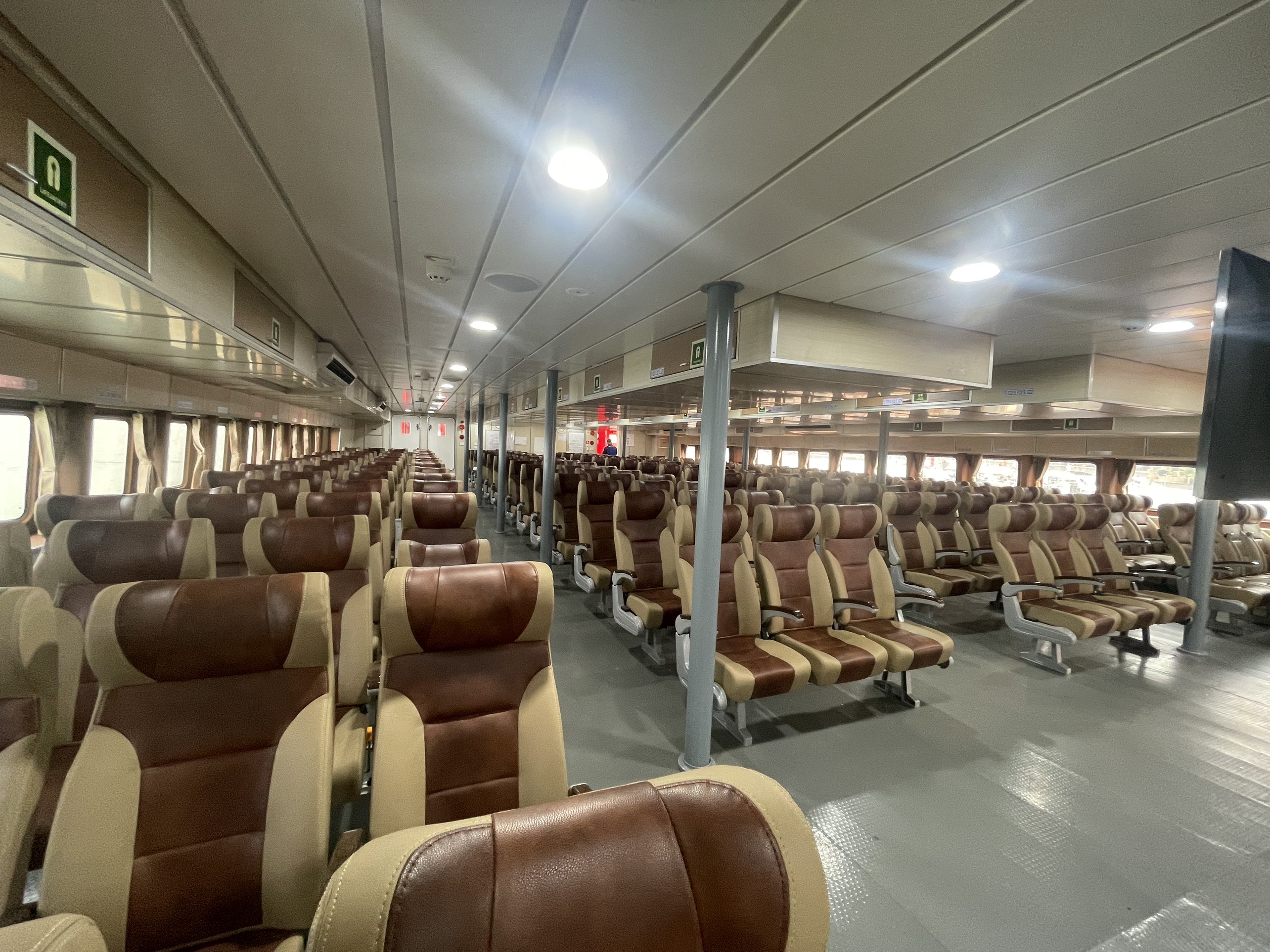 T&agrave;u cao tốc Thăng Long hiện l&agrave; t&agrave;u chở kh&aacute;ch tr&ecirc;n biển lớn nhất Việt Nam với sức chứa 1.017 kh&aacute;ch.