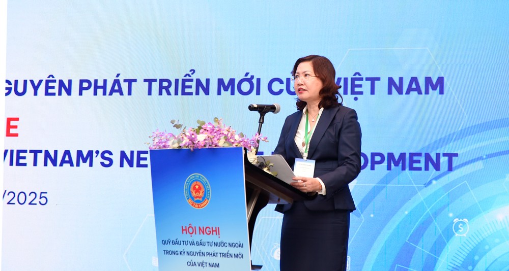 Bà Vũ Thị Chân Phương, Chủ tịch Uỷ ban Chứng khoán Nhà nước, phát biểu.