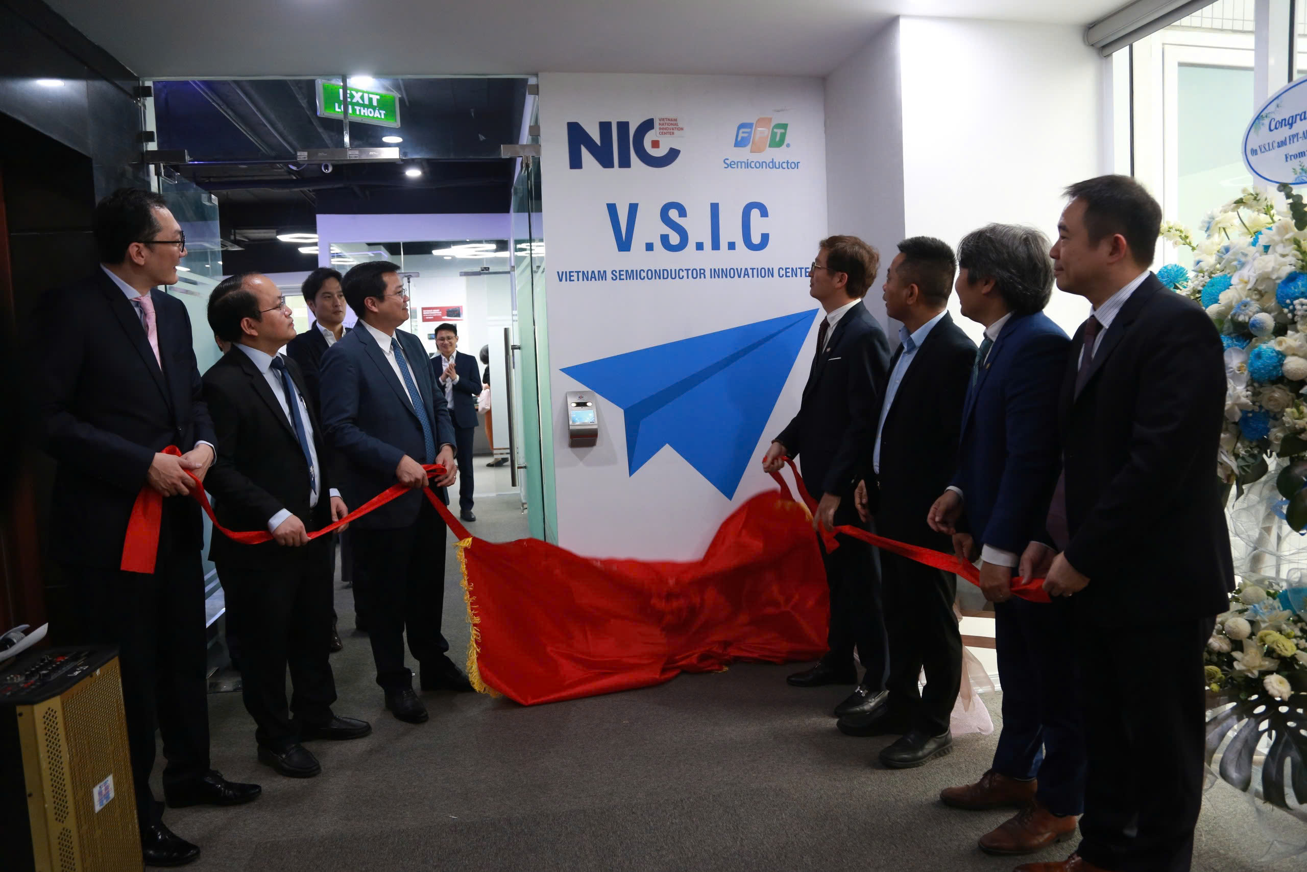 Đại diện Bộ Tài chính và các doanh nghiệp cắt băng khai trương Trung tâm ươm tạo và phát triển bán dẫn (VSIC) và Không gian ươm tạo startup về bán dẫn AIchip ODC. 