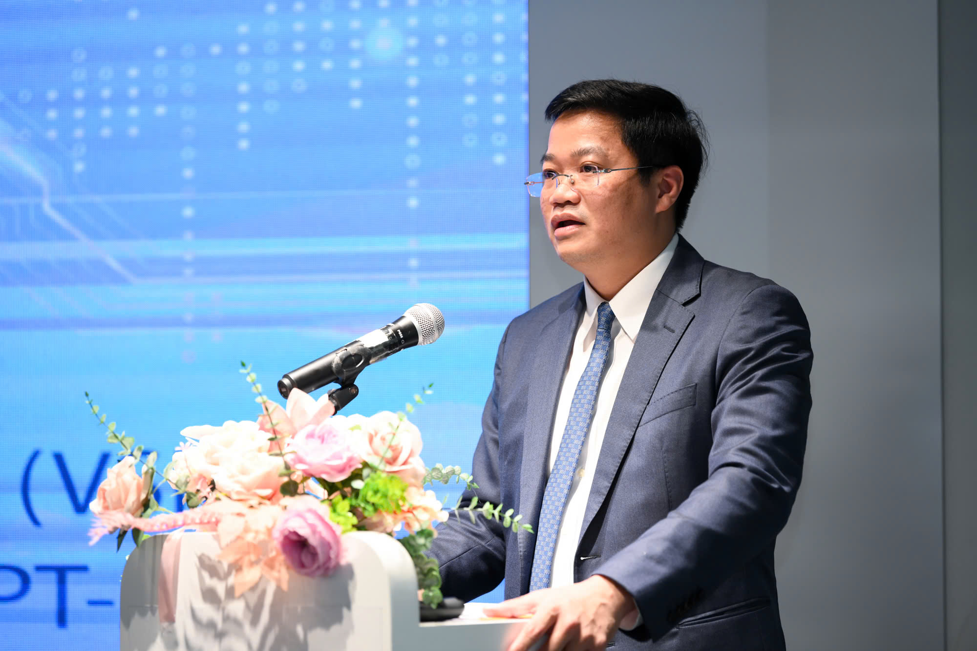 Thứ trưởng Bộ Tài chính Nguyễn Đức Tâm cho biết Việt Nam đang nỗ lực thực hiện mục tiêu đào tạo 50.000 kỹ sư bán dẫn tại Việt Nam năm 2025 và có 100 doanh nghiệp thiết kế chip.