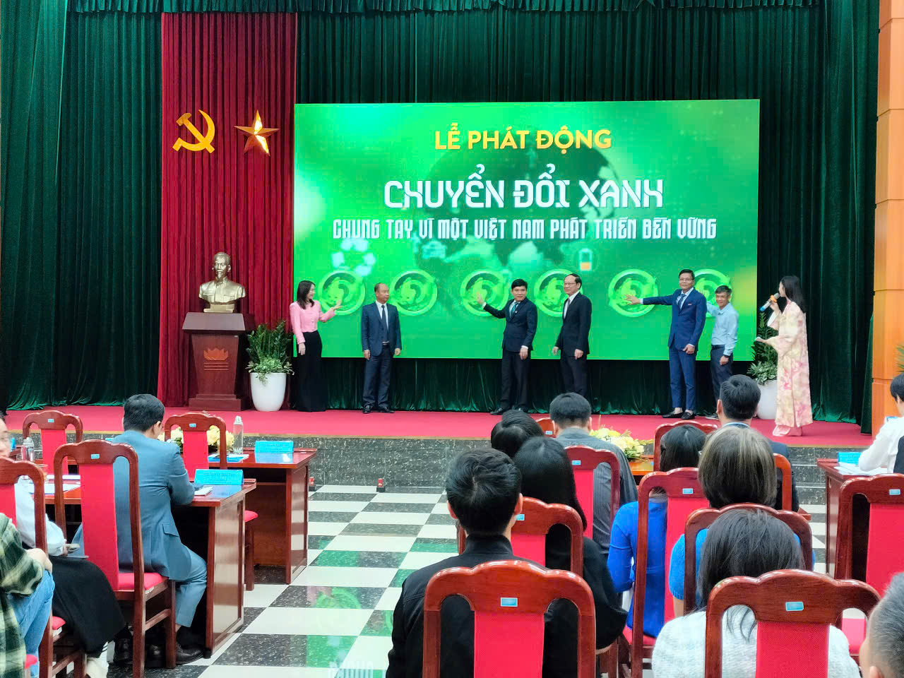 "Chuyển đổi xanh- chung tay vì một Việt Nam phát triển bền vững" .