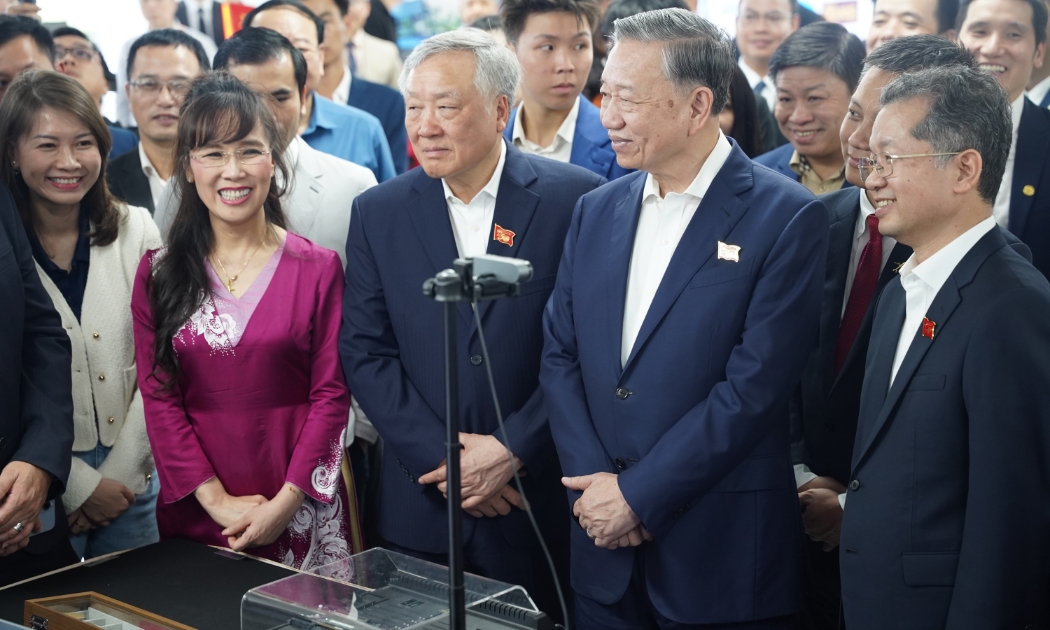 Tổng Bí thư Tô Lâm thăm và phát biểu tại gian hàng Ngân hàng số Vikki, trao đổi với các đại biểu.