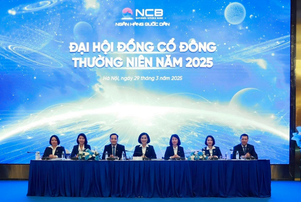 Ban chủ tọa chia sẻ với cổ đ&ocirc;ng tại Đại hội.