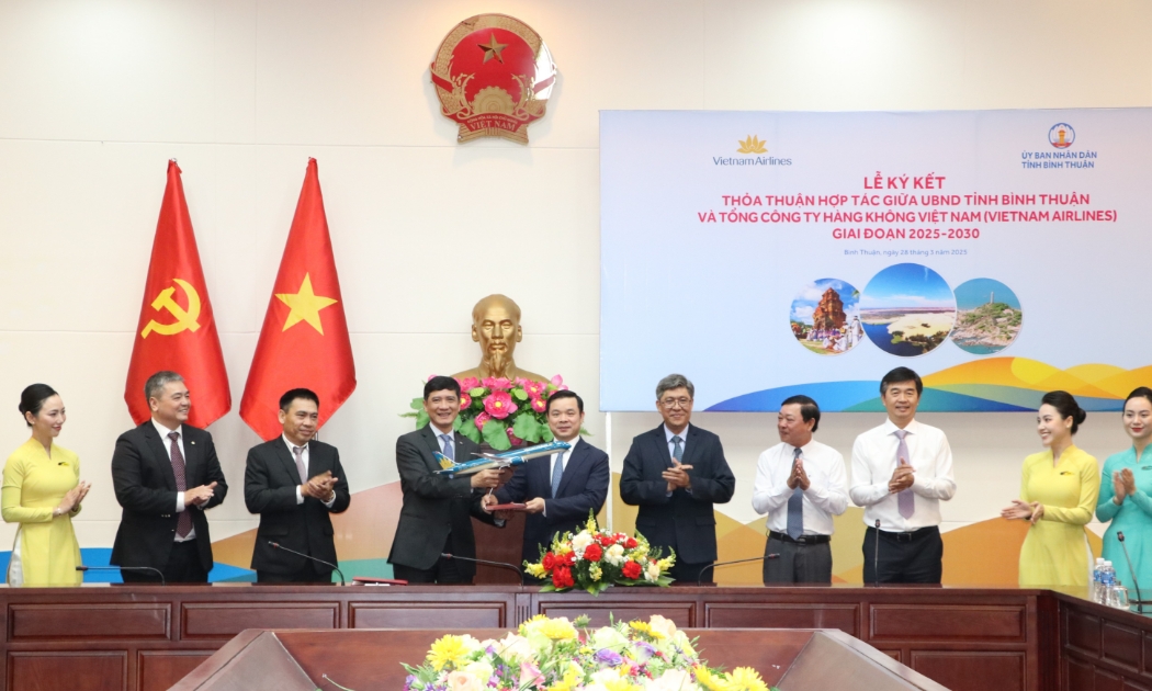 Lãnh đạo Vietnam Airlines và UBND tỉnh Bình Thuận chụp ảnh kỷ niệm nhân dịp lễ ký kết