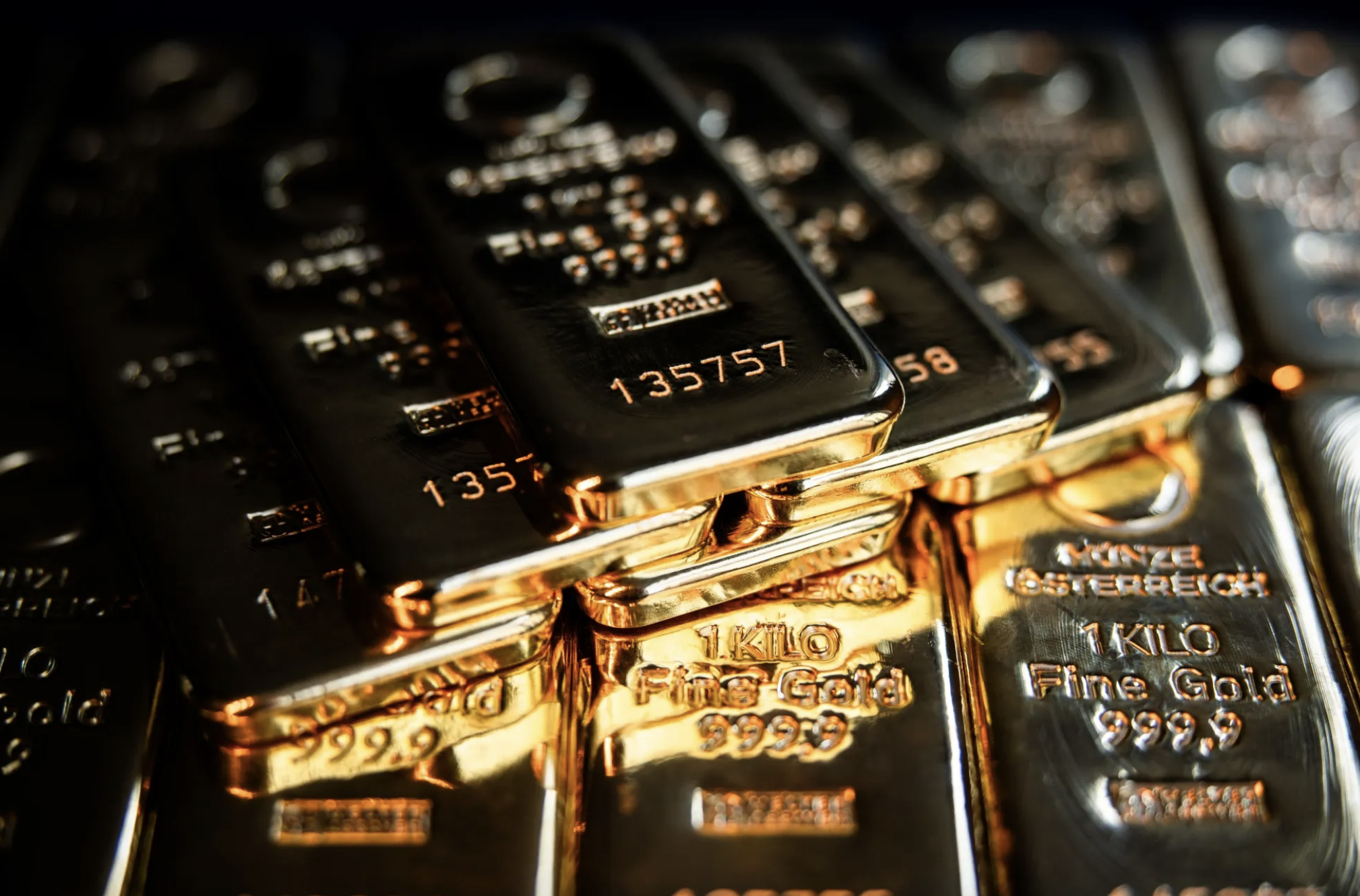 Tuần này, giá vàng thế giới tăng lên gần 3.100 USD/oz - Ảnh: Bloomberg.