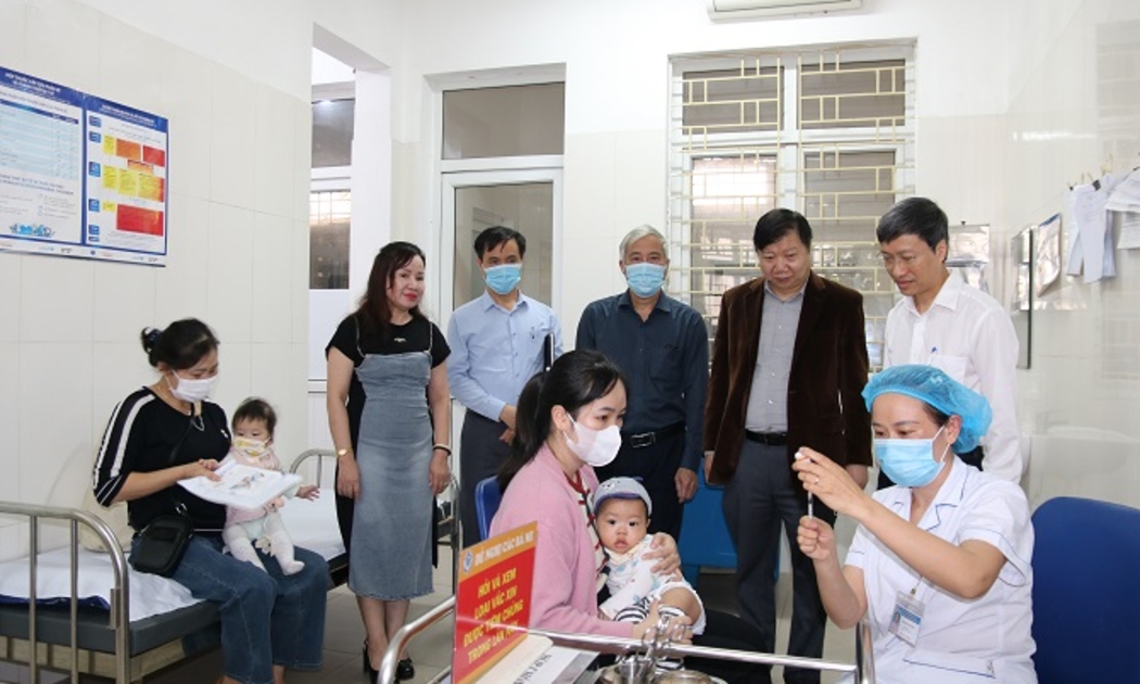Đoàn Bộ Y tế kiểm tra, giám sát công tác tiêm chủng vaccine phòng bệnh sởi tại Hà Nội ngày 28/3. Ảnh: Sở Y tế Hà Nội.