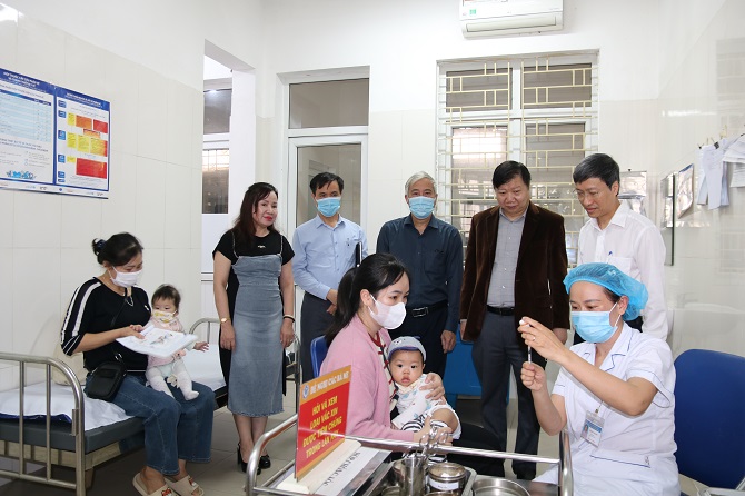 Đoàn Bộ Y tế kiểm tra, giám sát công tác tiêm chủng vaccine phòng bệnh sởi tại Hà Nội ngày 28/3. Ảnh: Sở Y tế Hà Nội.