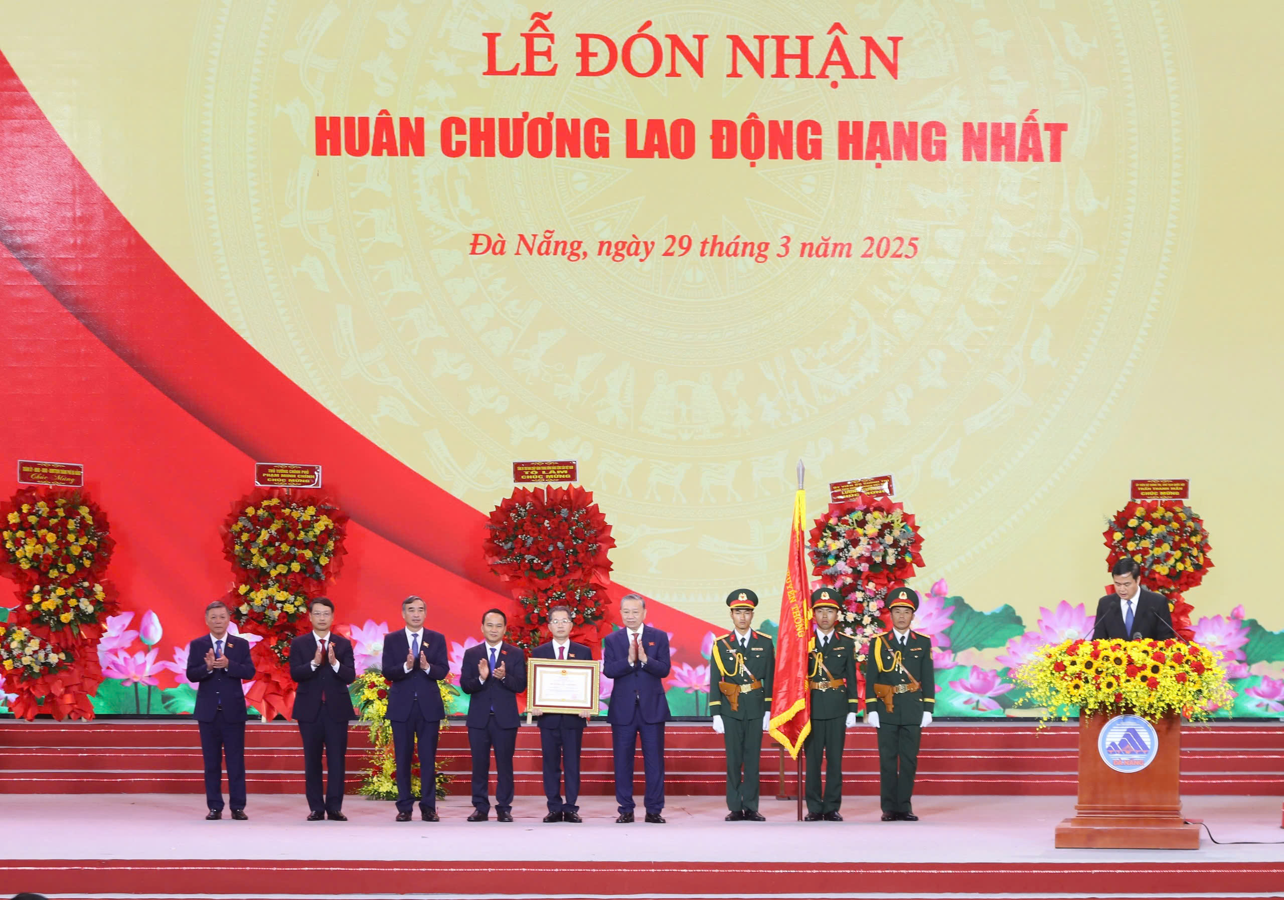Tổng B&iacute; thư T&ocirc; L&acirc;m trao tặng Hu&acirc;n chương Lao động hạng Nhất cho Đảng bộ, ch&iacute;nh quyền v&agrave; nh&acirc;n d&acirc;n Đ&agrave; Nẵng.