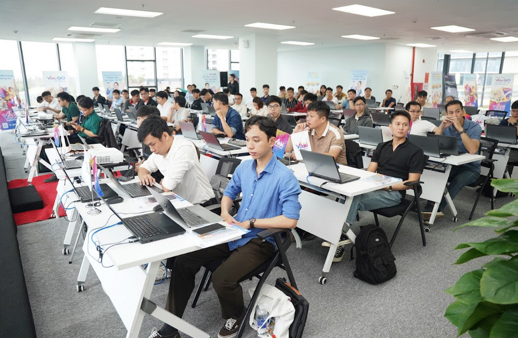 Các sinh viên của khóa đào tạo thiết kế bán dẫn chuyên sâu đầu tiên tại Trung tâm nghiên cứu, đào tạo thiết kế vi mạch và trí tuệ nhân tạo Đà Nẵng.