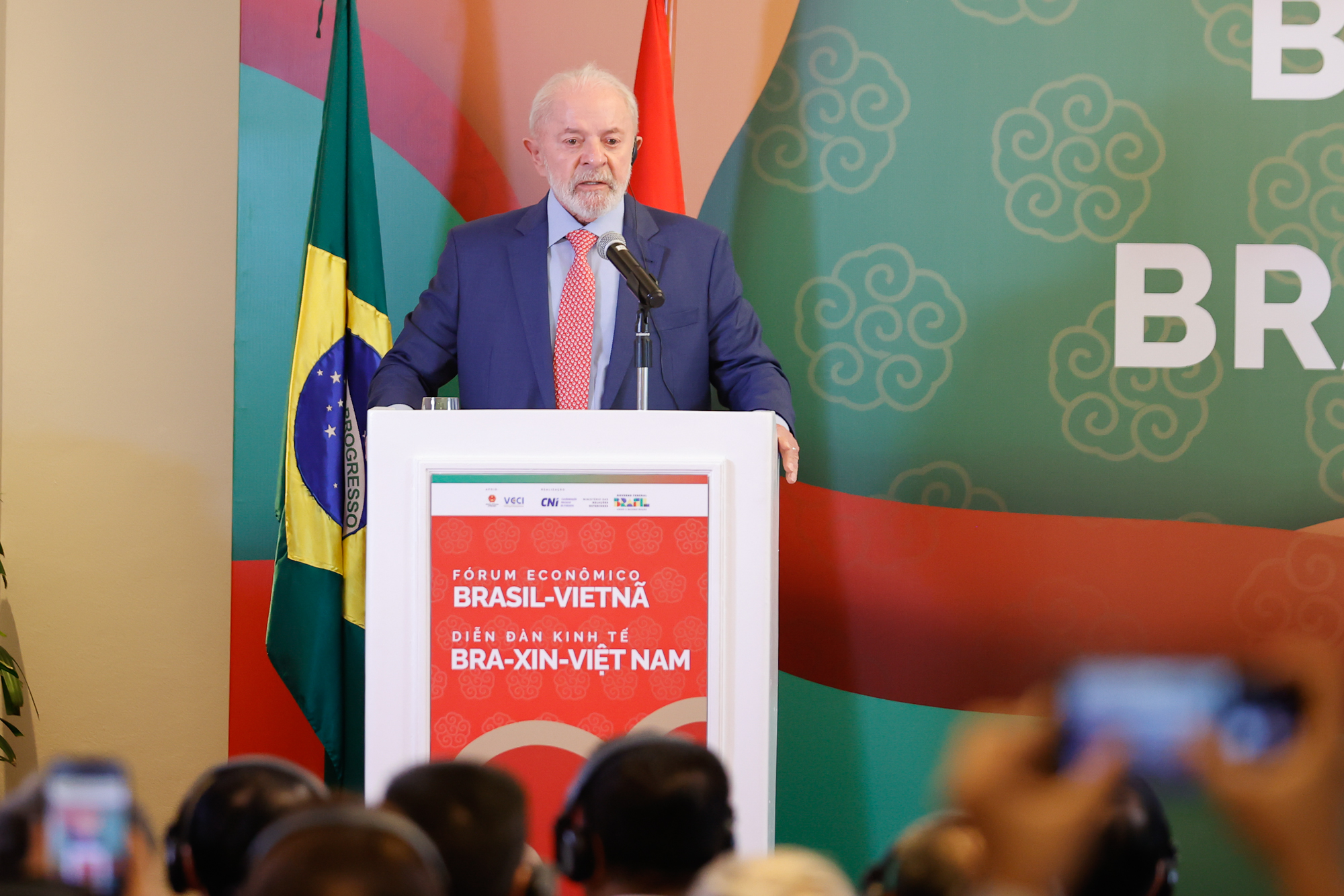 Tổng thống Brazil Lula da Silva ph&aacute;t biểu tại diễn đ&agrave;n. Ảnh: VGP.