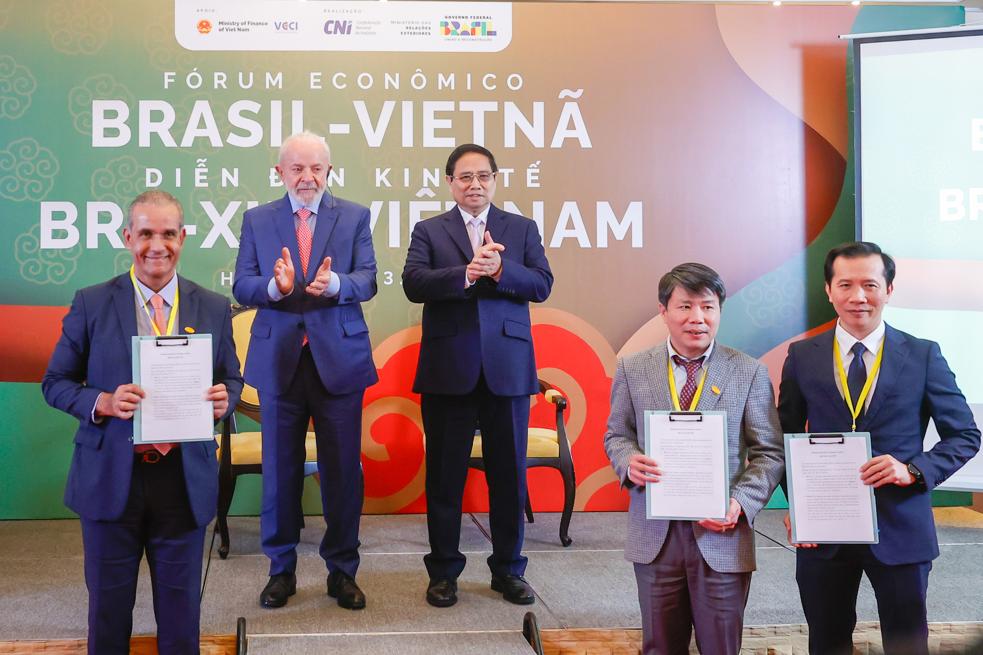 Thủ tướng Phạm Minh Chính và Tổng thống Lula da Silva chứng kiến lễ ký kết và trao Biên bản ghi nhớ về hợp tác đầu tư vào Việt Nam giữa 03 bên: JBS, Trung tâm Xúc tiến, Thông tin và Hỗ trợ đầu tư (Bộ Tài chính) và Tập đoàn đầu tư Sao Đỏ - Ảnh: VGP