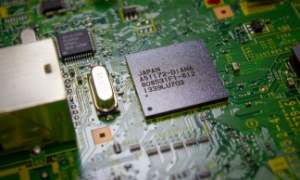 Nhiều vật liệu, hóa chất và thiết bị thử nghiệm có độ tinh khiết cao được sử dụng trong sản xuất chip được sản xuất tại Nhật Bản. Ảnh: Stock Adobe