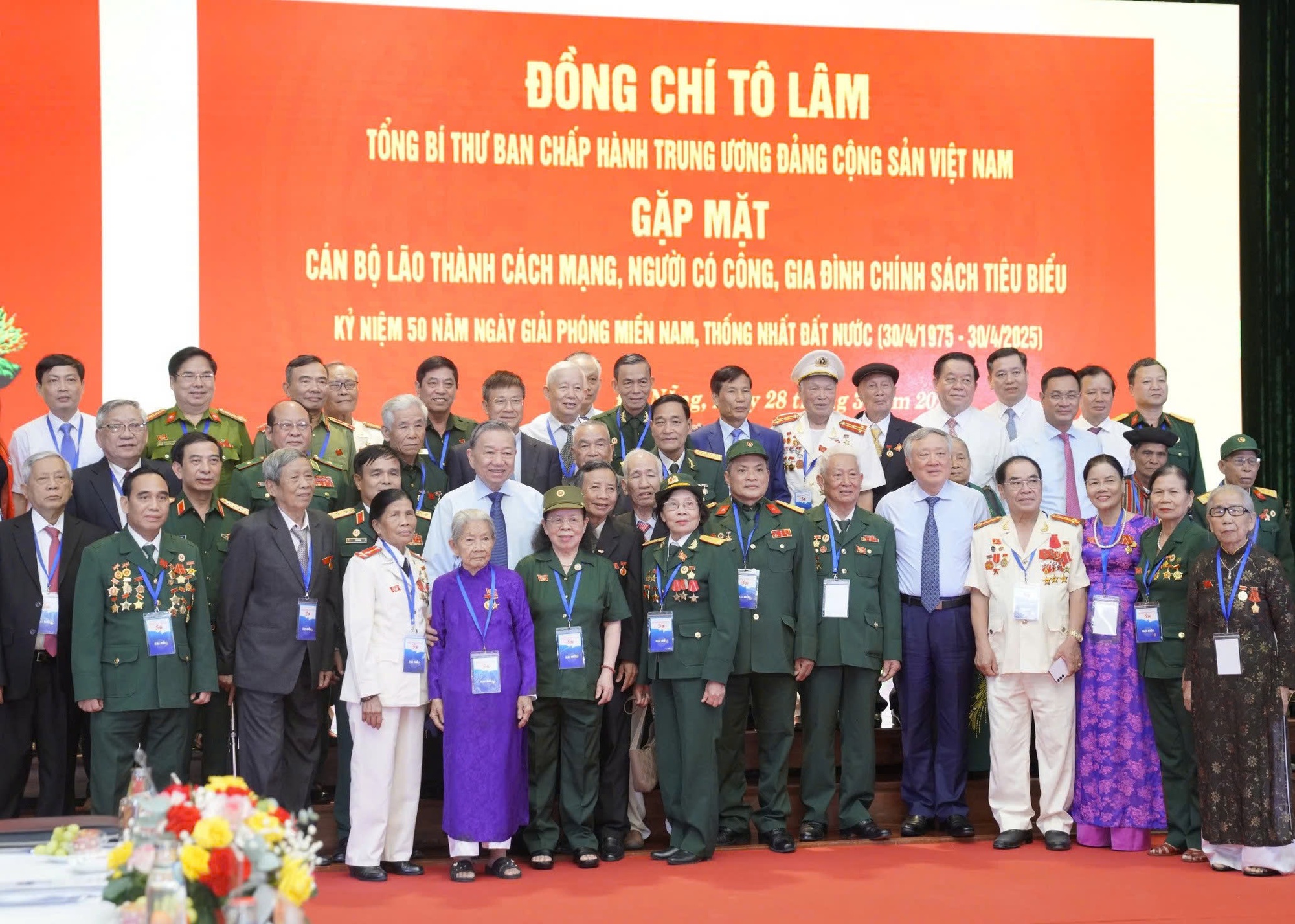 Tổng Bí thư Tô Lâm cùng các đồng chí cán bộ lão thành cách mạng, người có công, gia đình chính sách tiêu biểu khu vực miền Trung - Tây Nguyên.